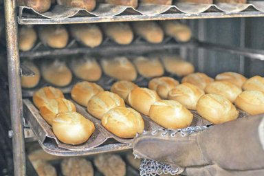 En el precio del pan, los impuestos pesan el doble que el trigo
