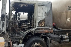 Bomberos de Larroque sofocaron el incendio en un camión que transportaba gas