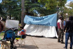 Movimientos sociales acampan frente al Municipio por el plan 