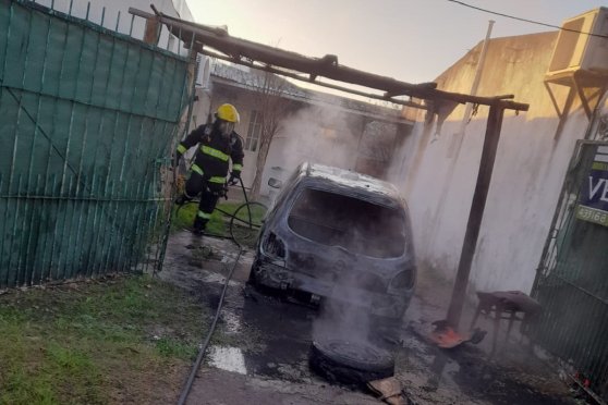 Un auto se incendió en el garaje de una vivienda