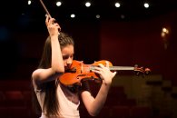 La joven violinista Pila Policano y la Orquesta Sinfónica se presentan en la ciudad