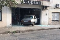 Fotos: Tremendo accidente en Urquiza terminó con un auto dentro de un negocio