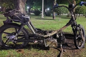 Insólito: Un joven incendió su moto para evitar un control de tránsito