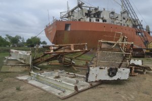Desmantelan un barco abandonado hace más de 20 años