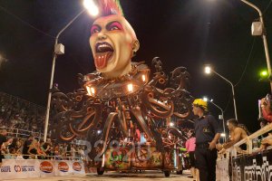 Esperan más de 20.000 personas para la tercera noche del Carnaval del País