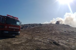 Dos dotaciones combaten un incendio en el Ecoparque