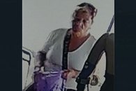 Buscan a una mujer que robó una cartera y quedó filmada