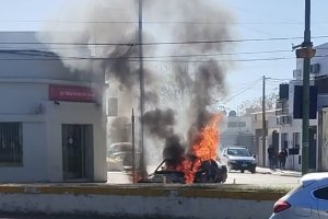 Se incendió un auto frente al Hospital Centenario
