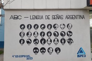 Pueblo Belgrano cuenta con su primer mural en Lengua de Señas