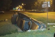 Un auto despistó y terminó en un zanjón en Urdinarrain