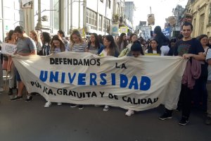 Marcha del 23A: La comunidad se movilizó en defensa de la educación pública