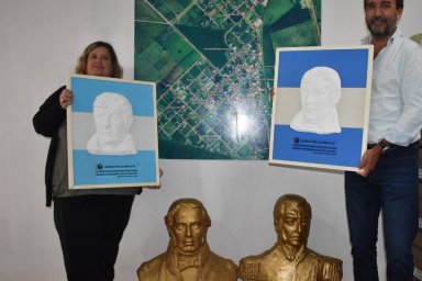 La Asociación Amigos del Cura Gaucho donó imágenes y maquetas de próceres a la municipalidad de Gilbert