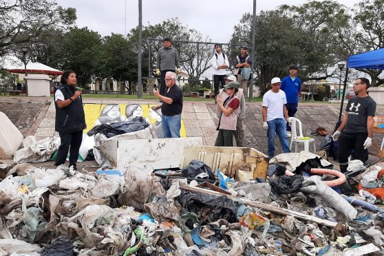 Recolectaron cerca de 75 bolsas de residuos del río Gualeguaychú