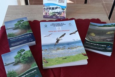 CARU donó 16 libros a la Biblioteca Ambiental local