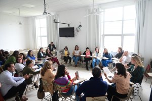 Debaten protocolos y estrategias para proteger a las infancias en la ciudad