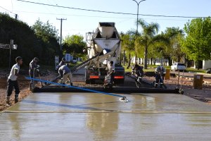 Comenzó el hormigonado en el pavimento del Boulevard Moreno en Urdinarrain