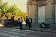 Un auto casi se mete dentro del edificio de Tribunales