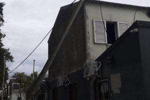 Las ráfagas dañaron un techo y cayeron 7 postes de teléfonos en la ciudad