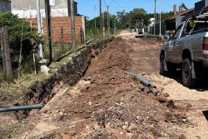 Avanza la obra de cordón cuneta en calle Ramírez de Aldea San Antonio