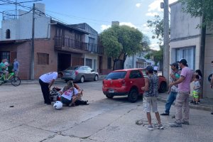 Una motociclista resultó herida en un choque con un auto