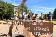 Vecinos del club Tiro Federal cortaron el Bv. De León: reclaman el reasfaltado de calles próximas a la costa