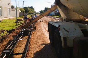 Avanza la obra de cordón cuneta en calles de Aldea San Antonio