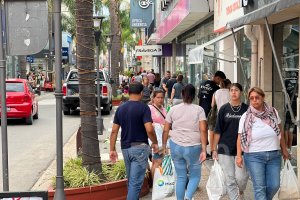 Intenso movimiento en el centro de la ciudad con las compras de último minuto