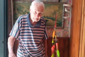 Un vecino de 97 años diseñó su árbol navideño con elementos de pesca