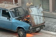 Se incendió parcialmente un auto a metros de la 25 de Mayo