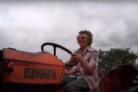 Ejemplo de vitalidad: tiene 84 años y trabaja con un tractor en su campo