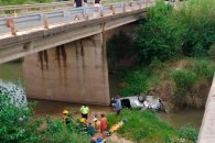 Un conductor se habría dormido y cayó con su auto desde la ruta 14 a un arroyo