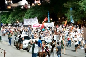 Trabajadores de Tres Arroyos volvieron a movilizarse en Plaza Ramírez de Concepción