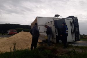 Volcó un camión en la ruta nacional 12 y el tránsito quedó cortado